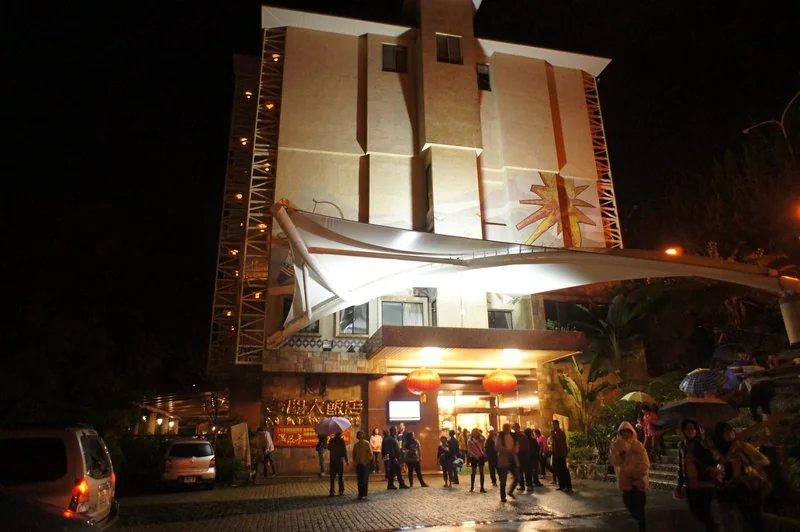 KU KUAN Hot-Spring Hotel facade and entrance at night (archive photograph)