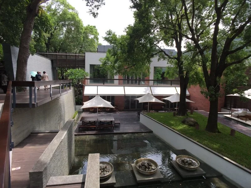 Courtyard and reflecting pond at Villa 32 in Beitou (archive photograph)