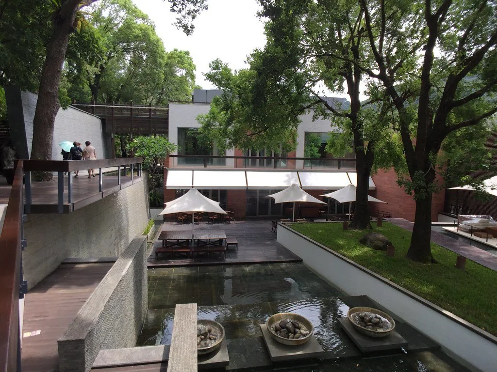 Courtyard and reflecting pond at Villa 32 in Beitou (archive photograph)