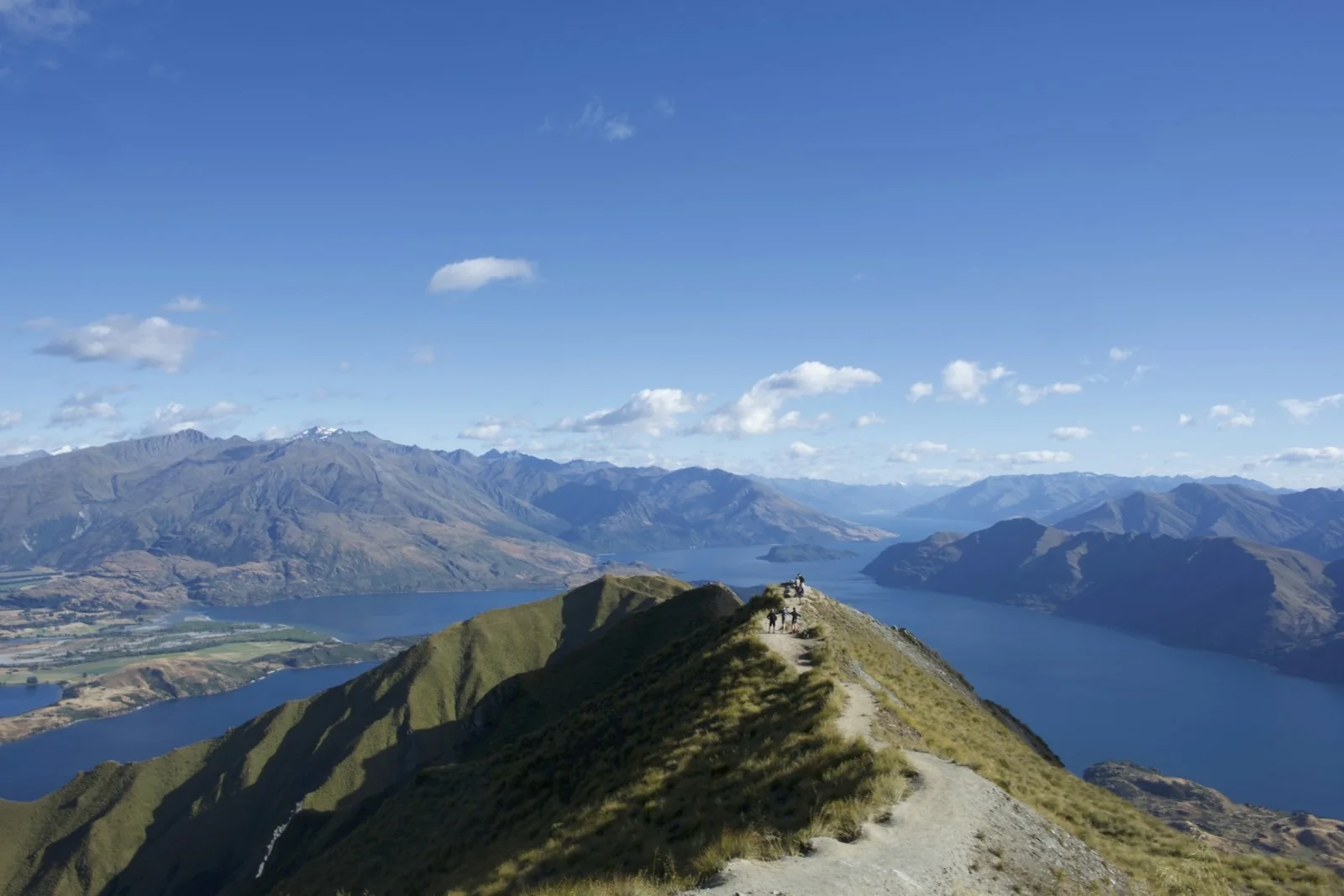 Lake Wānaka and mountain scenery in New Zealand
