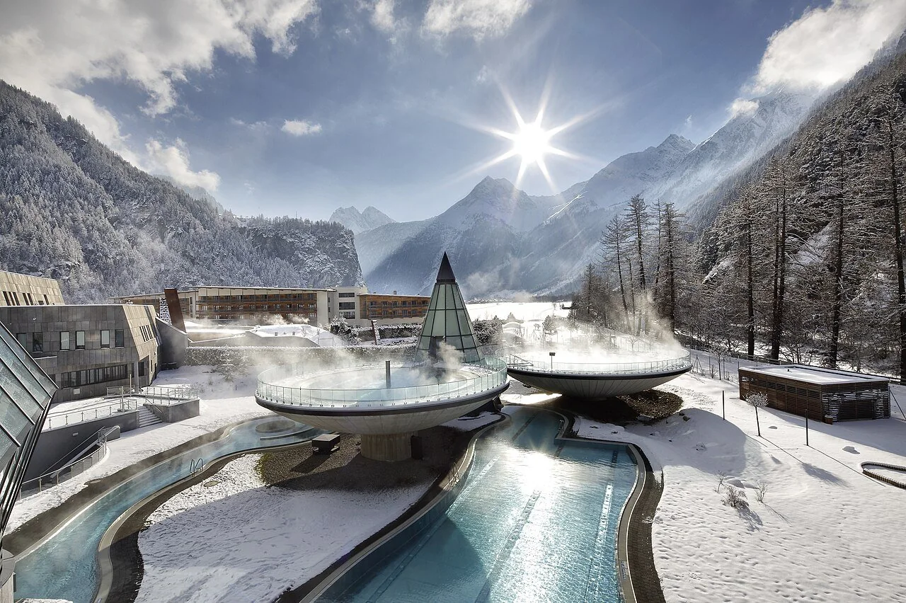 Outdoor elevated thermal pools in winter at AQUA DOME (archive photograph)