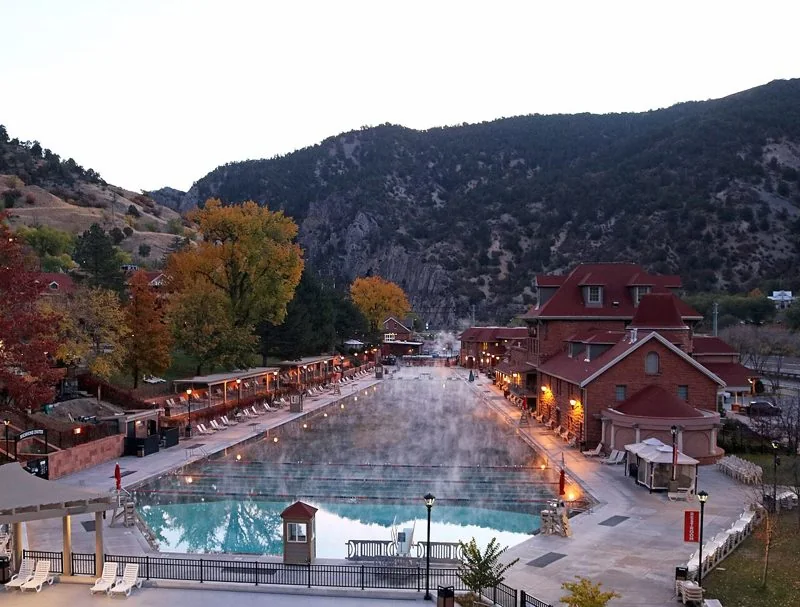 Outdoor hot spring pool at Glenwood Hot Springs (archive photograph)
