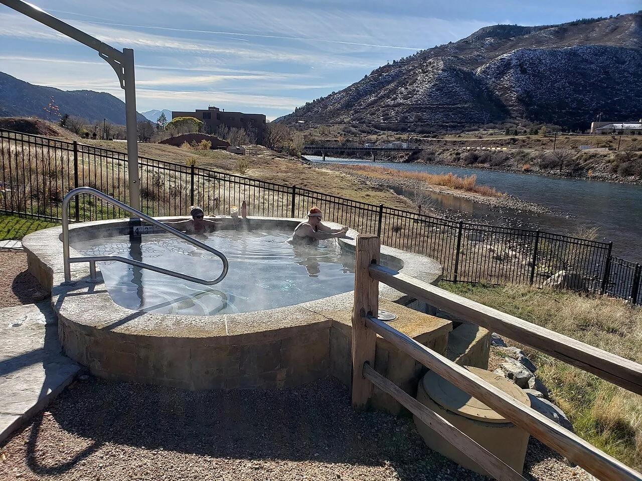 Soaking pool and river outlook at Iron Mountain Hot Springs (archive photograph)